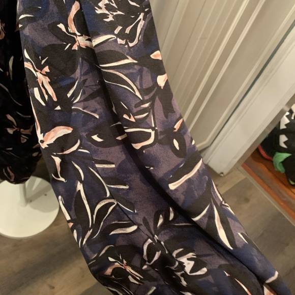 Tahari Floral blouse. Worn once. Excellent‎ condition - Picture 4 of 7